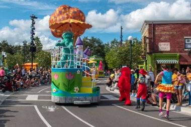 Orlando, Florida. Kasım 06, 2019. Seaworld 6 'daki Susam Sokağı Parti Geçidi' nde Elmo, Rosita ve dansçılar.