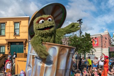 Orlando, Florida. Kasım 06, 2019. Seaworld 2 'deki Susam Sokağı Parti Yürüyüşü' nde Huysuz Oscar.