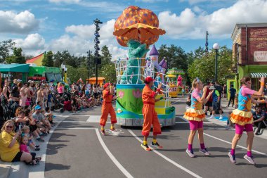 Orlando, Florida. Kasım 06, 2019. Seaworld 'deki Susam Sokağı Parti Geçidi' nde Rosita ve dansçılar
