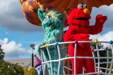 Orlando, Florida. Kasım 06, 2019. Rosita ve Elmo Seaworld 1 'deki Susam Sokağı Parti Geçidi' nde.