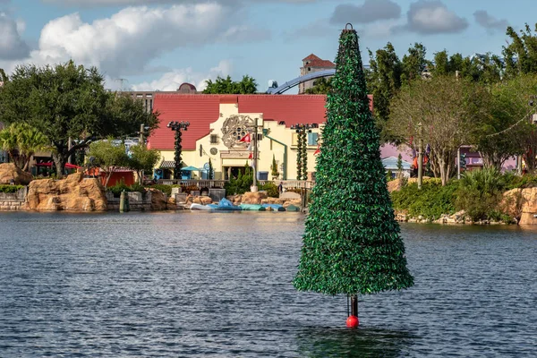 Orlando Florida November 2019 Christmas Trees Lake Colorful Buidlings Seaworld — Stock Photo, Image