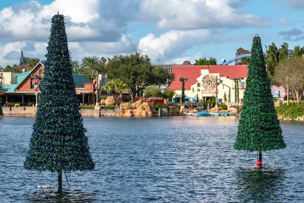 Orlando Florida November 2019 Christmas Trees Lake Colorful Buidlings Seaworld — Stock Photo, Image