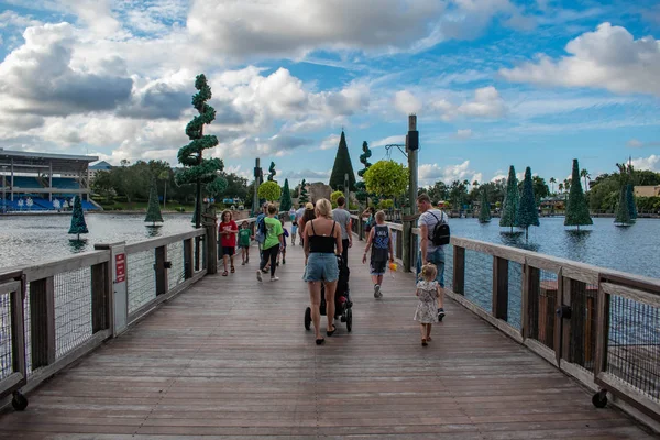 Orlando Florida November 2019 People Walking Seven Seas Lake Bridge — Stock Photo, Image
