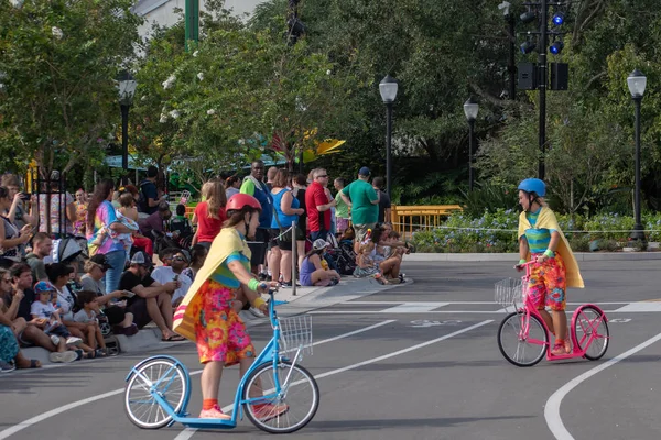 Orlando Florida November 2019 Girls Riding Colorful Bicycles Sesame Street — Stock Photo, Image