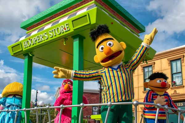 Orlando, Florida. Kasım 06, 2019. Seaworld 6 'daki Susam Sokağı' nda Bert ve Ernie