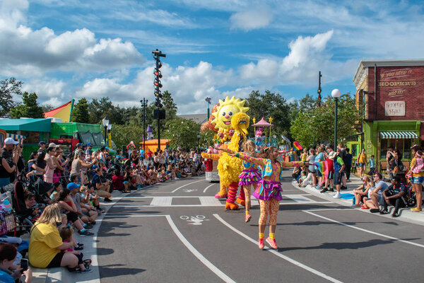 Орландо, Флорида. 06 ноября 2019 года. Зои, Big Bird и танцоры на уличной вечеринке в Seaworld 5
