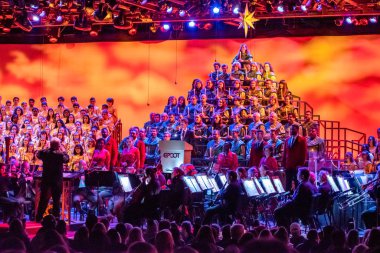 Orlando, Florida. 3 Aralık 2019. Neil Patrick Harris, Noel 'in dokunaklı hikayesini anlatıyor. Bölüm 28' de Candlelight Öyküleri 'nde orkestra ve ilahi koro eşliğinde.