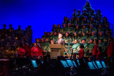 Orlando, Florida. 3 Aralık 2019. Neil Patrick Harris, Epcot 66 'da mum ışığında orkestra ve ilahi koro eşliğinde Noel' in dokunaklı hikayesini anlatıyor.