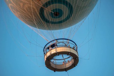 Orlando, Florida. 29 Kasım 2019. Buena Vista 9 Gölü 'nde açık mavi bulutlu arka planda uçan hava balonu