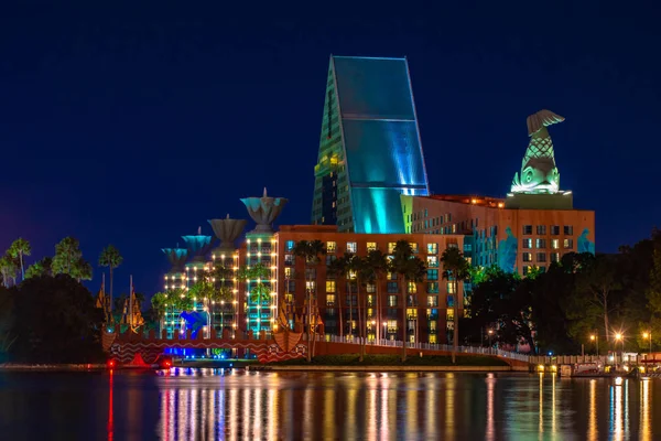 Orlando Florida Diciembre 2019 Colorido Iluminado Hotel Con Estatua Delfín —  Fotos de Stock