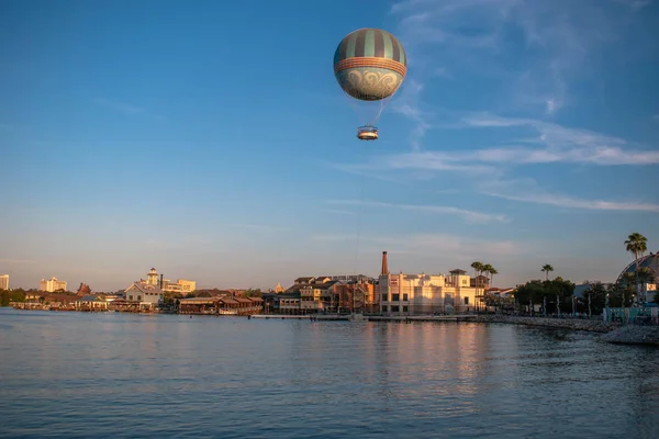 Orlando Florida November 2019 Luchtballon Vliegen Kleurrijke Gebouwen Lake Buena — Stockfoto