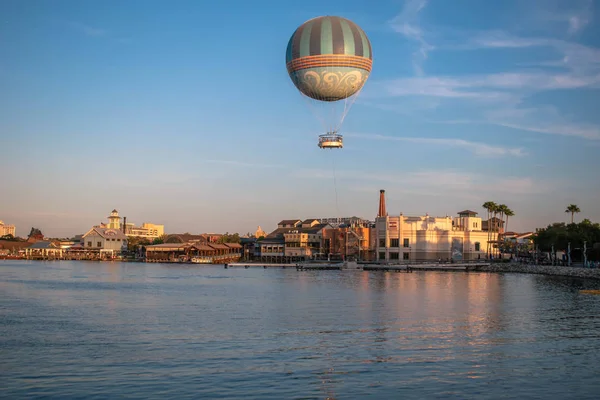 Orlando Florida November 2019 Luftballong Flyger Och Färgglada Byggnader Sjön — Stockfoto