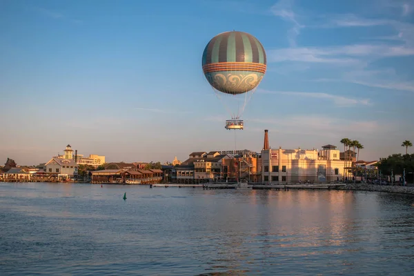 Orlando Florida November 2019 Luftballong Flyger Och Färgglada Byggnader Sjön — Stockfoto