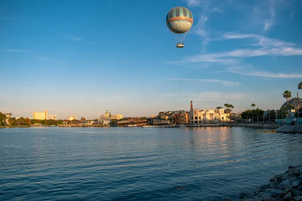 Orlando Florydzie Listopada 2019 Latające Balony Kolorowe Budynki Nad Jeziorem — Zdjęcie stockowe