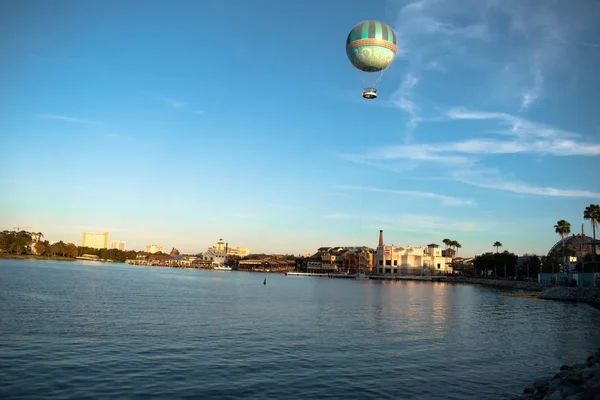 Orlando Florida November 2019 Luchtballon Vliegen Kleurrijke Gebouwen Lake Buena — Stockfoto