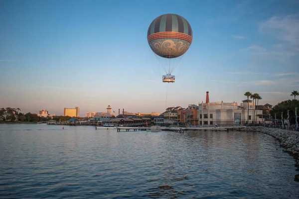 Orlando Florydzie Listopada 2019 Latający Balon Powietrzny Jeziorze Buena Vista — Zdjęcie stockowe