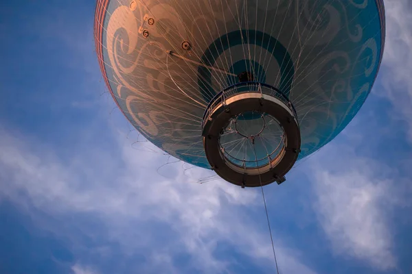 Orlando Florida November 2019 Air Ballong Flyger Ljusblå Molnig Himmel — Stockfoto