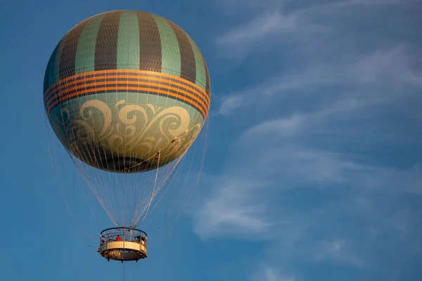 Orlando Florida November 2019 Luchtballon Vliegen Lichtblauwe Lucht Achtergrond Lake — Stockfoto