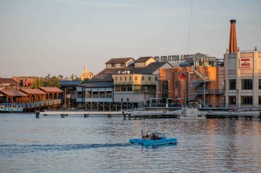 Orlando, Florida. 29 Kasım 2019. İnsanlar, Buena Gölü Vista Bölgesi 5 'teki mavi gölde amfibik mavi arabanın keyfini çıkarıyorlar.