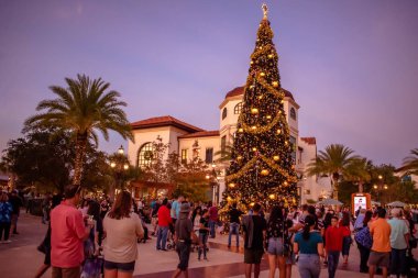Orlando, Florida. 29 Kasım 2019. İnsanlar Buena Gölü Vista 2 'de Noel ağacının etrafında dolanıyorlar.