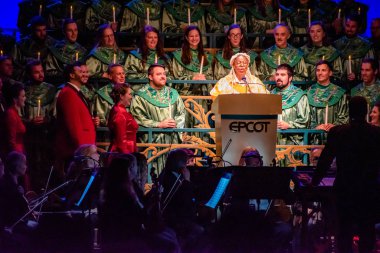 Orlando, Florida. Aralık 06, 2019. Whoopi Goldberg, 12. Bölüm 'deki mum ışığında orkestra ve ilahi koro eşliğinde Noel' in dokunaklı hikayesini anlatıyor.