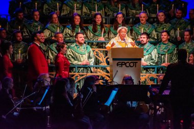 Orlando, Florida. Aralık 06, 2019. Whoopi Goldberg, 13. Bölüm 'deki mum ışığında orkestra ve ilahi koro eşliğinde Noel' in dokunaklı hikayesini anlatıyor.