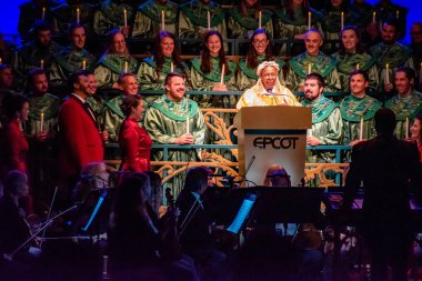 Orlando, Florida. Aralık 06, 2019. Whoopi Goldberg, Noel 'in dokunaklı hikayesini anlatıyor. Bölüm 17' deki Mum Işığı Anlatıcıları 'nda orkestra ve ilahi koro eşliğinde.