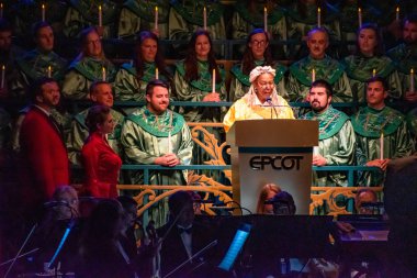 Orlando, Florida. Aralık 06, 2019. Whoopi Goldberg, 23. Bölüm 'deki Mum Işığı Öyküleri' nde orkestra ve ilahi koro eşliğinde Noel 'in dokunaklı hikayesini anlatıyor.