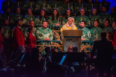 Orlando, Florida. Aralık 06, 2019. Whoopi Goldberg, Noel 'in dokunaklı hikayesini anlatıyor. 35. bölümde mum ışığında orkestra ve ilahi koro eşliğinde.