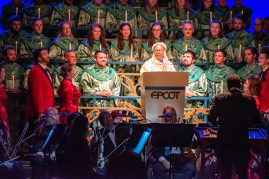 Orlando, Florida. Aralık 06, 2019. Whoopi Goldberg, Noel 'in dokunaklı hikayesini anlatıyor. 36. bölümde mum ışığında orkestra ve ilahi koro eşliğinde.