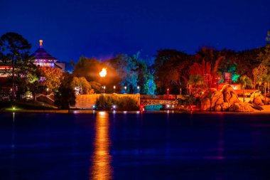 Orlando, Florida. Aralık 06, 2019. Epcot 'ta Çin Pavilyonu ve mavi göl manzarası çok güzeldir (16).