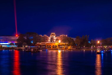Orlando, Florida. Aralık 06, 2019. Epcot 'ta gökyüzündeki Maya piramidinin panoramik görüntüsü (8))