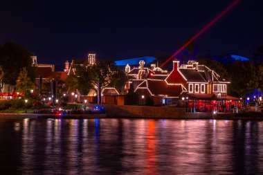 Orlando, Florida. Aralık 06, 2019. Epcot 'taki karanlık gece arka planında (9) Birleşik Krallık Pavilyonunun panoramik görüntüsü ()