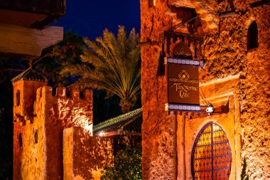 Orlando, Florida. Aralık 06, 2019. Epcot 'taki Fas Pavilyonu' ndaki Tangerine Cafe tabelasının üst görüntüsü (14))