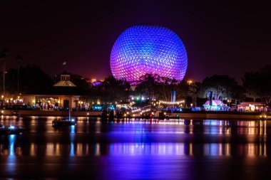 Orlando, Florida. 29 Kasım 2019. Epcot 'ta aydınlık ve renkli büyük küre (9)