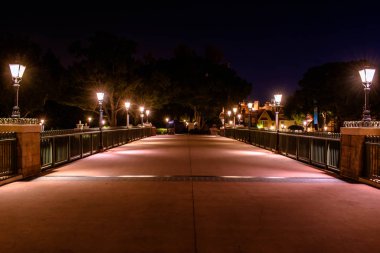 Orlando, Florida. 29 Kasım 2019. Epcot 'ta Avrupa tarzı köprüde klasik sokak lambaları (55).
