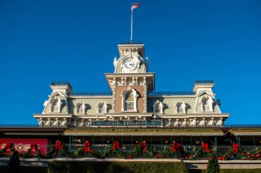 Orlando, Florida. Aralık 05, 2019. Magic Kingdom 'da Noel sezonunda klasik tren istasyonunun en iyi manzarası (3.).