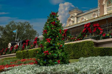 Orlando, Florida. 15 Kasım 2019. Sihirli Krallık 'taki klasik tren istasyonu ve Noel ağacının kısmi görüntüsü (75)).