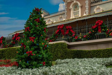 Orlando, Florida. 15 Kasım 2019. Sihirli Krallık 'taki klasik tren istasyonu ve Noel ağacının kısmi görüntüsü (76)).