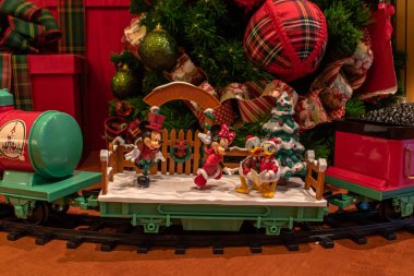 Orlando, Florida. 15 Kasım 2019. Minnie, Mickey, Daisy ve Donald ile Magic Kingdom 'da küçük bir tren (109)).