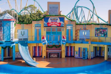 Orlando, Florida. 7 Aralık 2019. Seaworld 'de Deniz Aslanı ve eğitmeni Noel Özel Şovu tabelası (13))