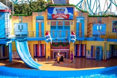 Orlando, Florida. 7 Aralık 2019. Seaworld 'de Deniz Aslanı ve eğitmeni Noel Özel Şovu tabelası (18.)