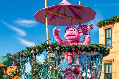 Orlando, Florida. 7 Aralık 2019. Seaworld 'deki Susam Sokağı Noel Geçidi' nde Abby Cadabby (27).