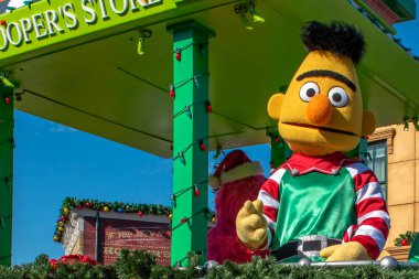 Orlando, Florida. 7 Aralık 2019. Seaworld 'deki Susam Sokağı Noel Geçidi' nde Bert (7)