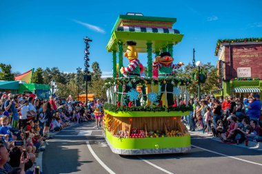 Orlando, Florida. 7 Aralık 2019. Seaworld 'deki Susam Sokağı Noel Geçidi' nde Bert ve Ernie (98)).