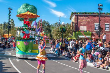 Orlando, Florida. 7 Aralık 2019. Seaworld 'deki Susam Sokağı Noel Geçidi' nde Elmo ve dansçılar (60)
