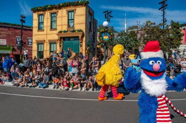 Orlando, Florida. 7 Aralık 2019. Grover ve Big Bird Seaworld 'deki Susam Sokağı Noel Geçidi' nde (22)).