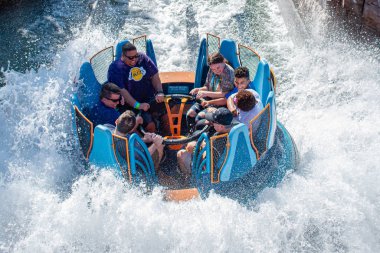 Orlando, Florida. 7 Aralık 2019. İnsanlar Seaworld 'de Infinity Falls' un keyfini çıkarıyorlar (180)