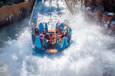 Orlando, Florida. 7 Aralık 2019. Seaworld 'de Infinity Falls' un keyfini çıkaran insanlar (186)