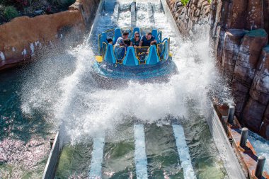 Orlando, Florida. 7 Aralık 2019. Seaworld 'de Infinity Falls' un keyfini çıkaran insanlar (197).